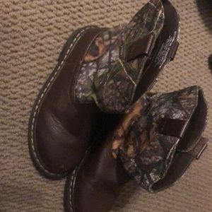 Mossy Oak boys size 10 boots.